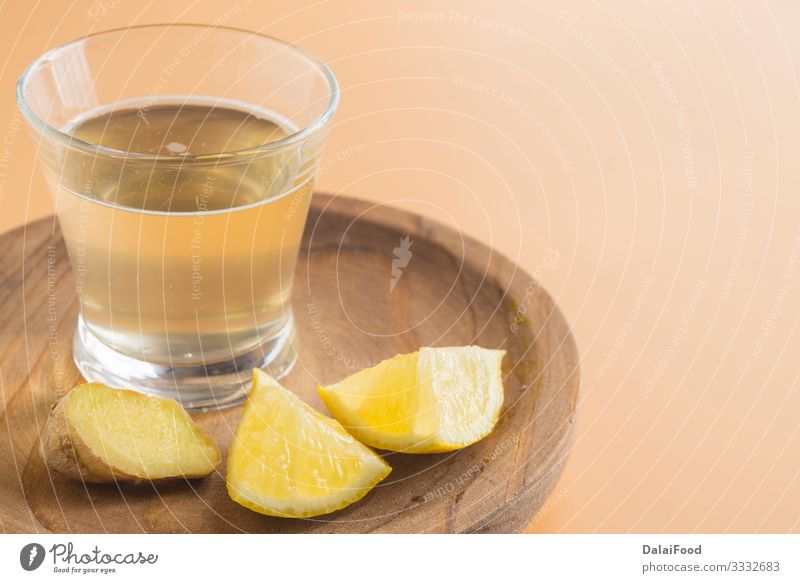 Kombucha aus Ingwer und Zitrone im Glas Saft Diät brauner Hintergrund trinken Aufguss kombucha organisch Erfrischung Teebaum Vorderansicht