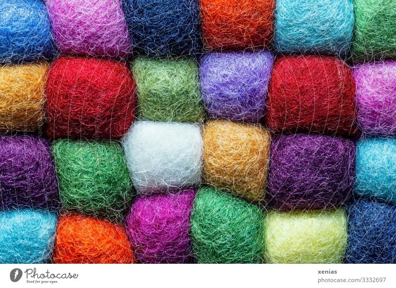 Bunte kuschelnde Wollquadrate Wolle Untersetzer Kunststoff eckig weich mehrfarbig Vielfältig Nähgarn Zusammensein viele xenias Quadrat Schurwolle Studioaufnahme