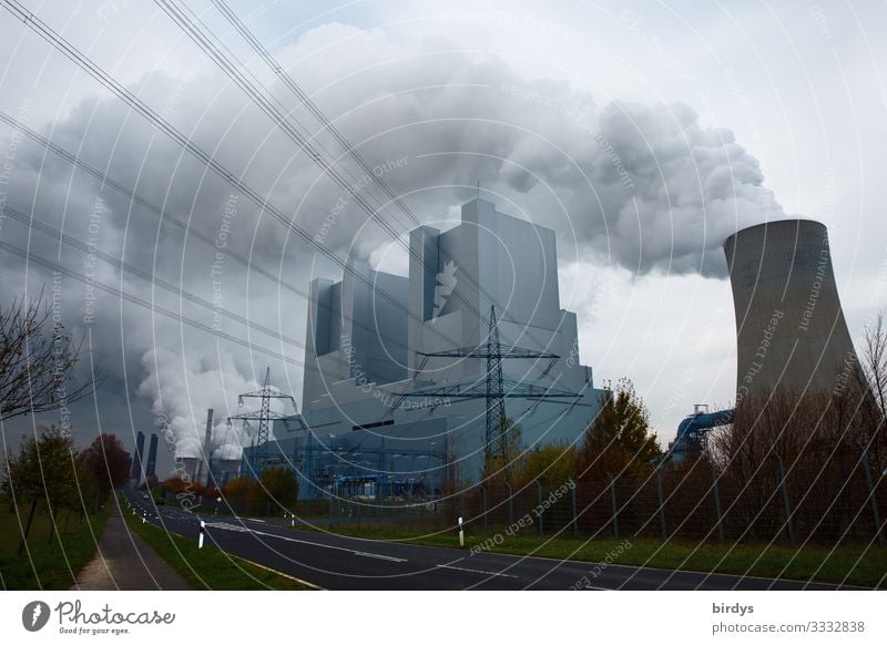 irRWEeg Braunkohle Energiewirtschaft Kohlekraftwerk Umwelt Himmel Wolken Klimawandel schlechtes Wetter Abgas CO2-Ausstoß Rauchen authentisch bedrohlich dreckig