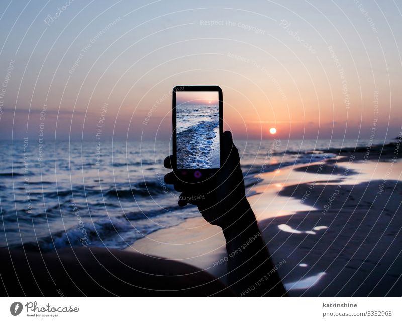 Mann macht ein Sonnenuntergangsfoto mit dem Handy Ferien & Urlaub & Reisen Sommer Strand Meer PDA Technik & Technologie Erwachsene Umwelt Natur Landschaft