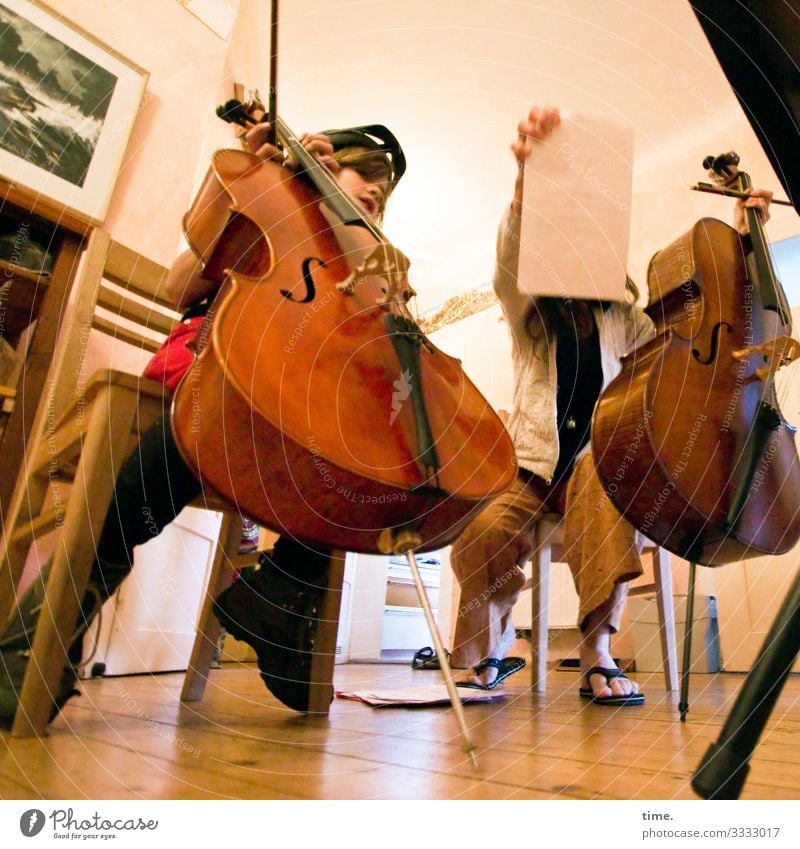 Leidenschaft auf 8 Saiten cello musik machen instrument musikinstrument innenaufnahme einrichtung üben junge frau mutter sohn holzparkett leidenschaft