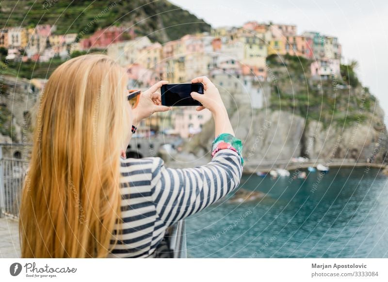 Junge Frau beim Fotografieren der Cinque Terre Lifestyle Ferien & Urlaub & Reisen Tourismus Ausflug Sightseeing Handy Fotokamera Technik & Technologie Mensch