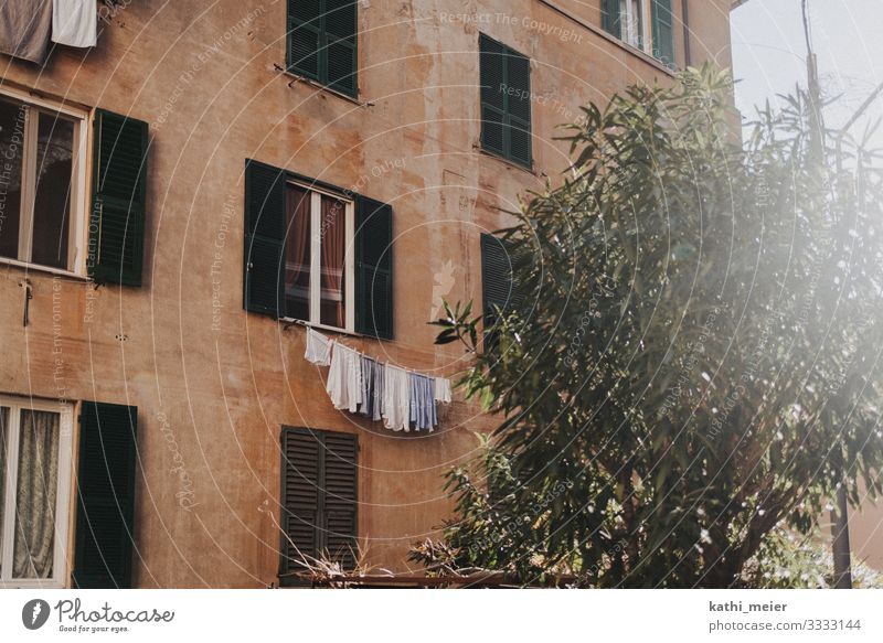 Waschtag Italien Dorf Kleinstadt Altstadt Haus Fassade entdecken Erholung Wäsche Wäscheleine Wäsche waschen Miete Wohnung südländisch Südeuropa Terrakotta