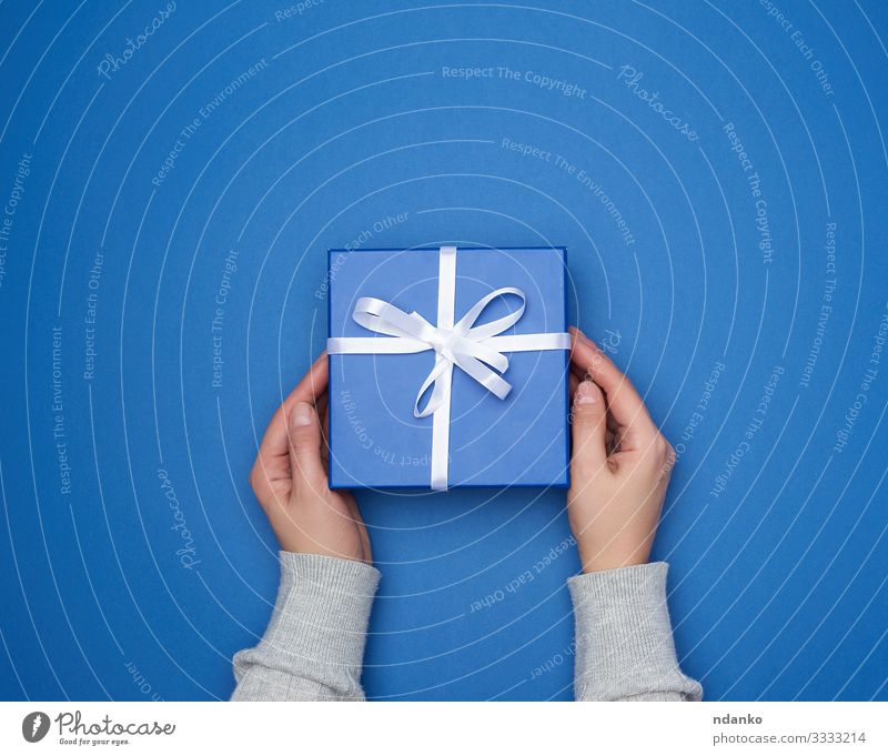 quadratisches blaues Feld mit Schleife Dekoration & Verzierung Feste & Feiern Weihnachten & Advent Geburtstag Frau Erwachsene Hand Finger Papier Paket Schnur