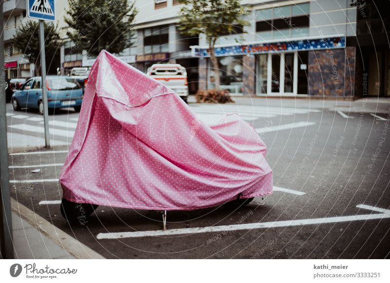 Versteckt in Pink Teneriffa rosa verstecken Abdeckung Kleinmotorrad Straße Verkehr Verkehrswege Stadt verschwunden verloren finden Kontrast Farbe Farbenwelt