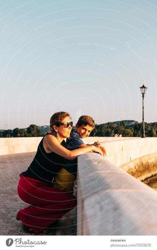 Mutter und Sohn genießen den Sonnenuntergang in Argostoli, Kefalonia Lifestyle Freude Glück schön Erholung Ferien & Urlaub & Reisen Sommer Sommerurlaub Kind