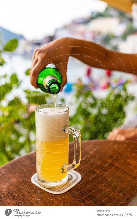 Handabfüllung eines Glases Bier auf einer Terrasse Getränk Alkohol Flasche Lifestyle Ferien & Urlaub & Reisen Tourismus Sommer Sommerurlaub Strand Meer Tisch