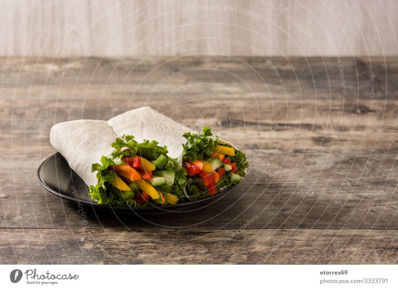 Gemüsetortilla-Wraps auf Holztisch. umhüllen Brötchen Fladenbrot Lebensmittel Gesunde Ernährung Foodfotografie Frühling Vegetarische Ernährung mischen Möhre