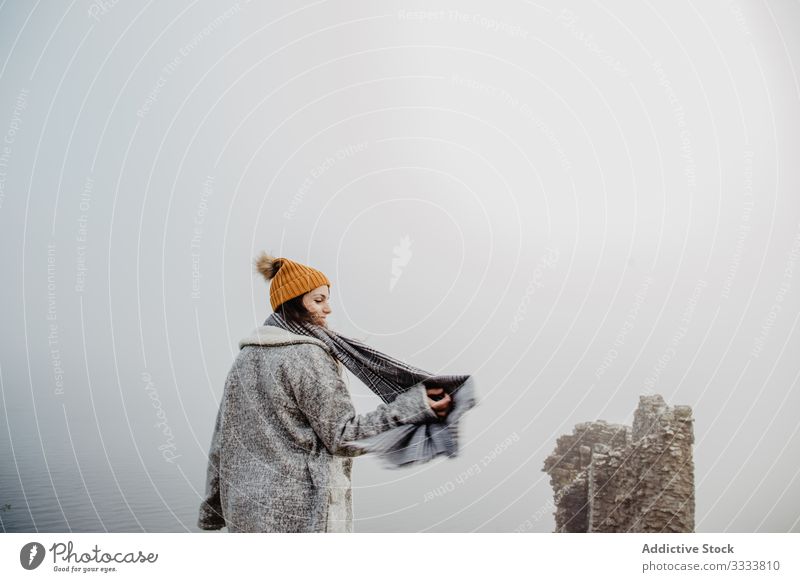 Frau mit ausgestreckten Armen in nebligem Park Nebel Wald Natur Abenteuer ausgestreckte Arme Reise Hügel Tourist reisen Tag Freiheit schlendern wolkig Erfahrung