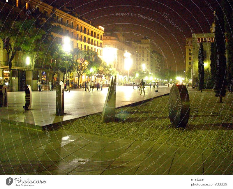 Barcelona by Night Nacht Europa Skulptur Stadtlicht Mensch Außenaufnahme Nachtaufnahme
