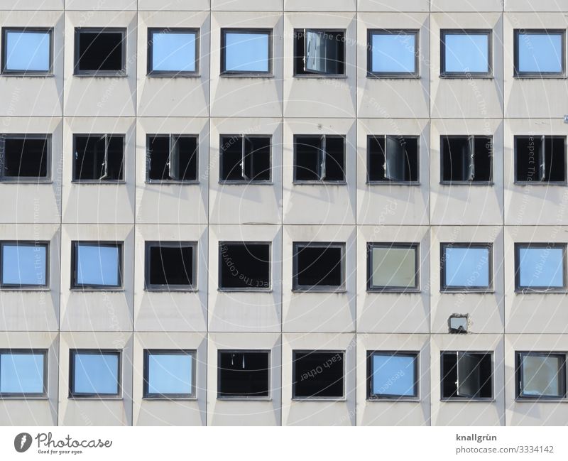 Lüften Stadt Haus Hochhaus Fassade Fenster Fensterscheibe kaputt blau schwarz Häusliches Leben Leerstand Abrissgebäude Farbfoto Außenaufnahme Menschenleer