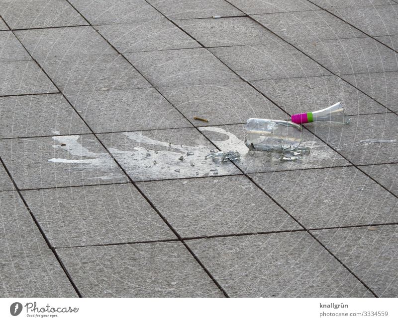 Sonntagmorgen Stadt Stadtzentrum Platz Sektflasche Bodenplatten liegen dreckig Flüssigkeit glänzend kaputt grau grün rosa Pfütze Scherbe Glasscherbe