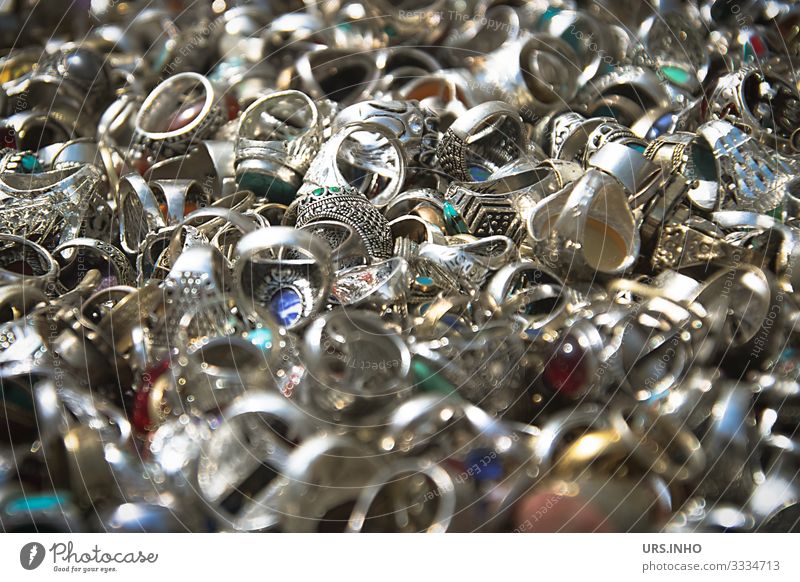 viele Ringe | Sammelsurium von Ringen aus Silber Kunsthandwerk Sammlung Metall kaufen liegen Billig modern reich silber gleich Reichtum Edelstein Konvolut