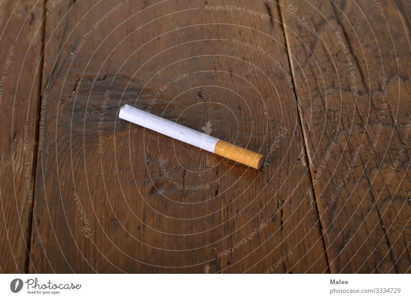 Filterzigarette liegt auf einem Holztisch Sucht Zigarette Konzepte & Themen Gesundheitswesen Lifestyle Rauch Tabak Nahaufnahme Konsum Kosten Industrie Blatt
