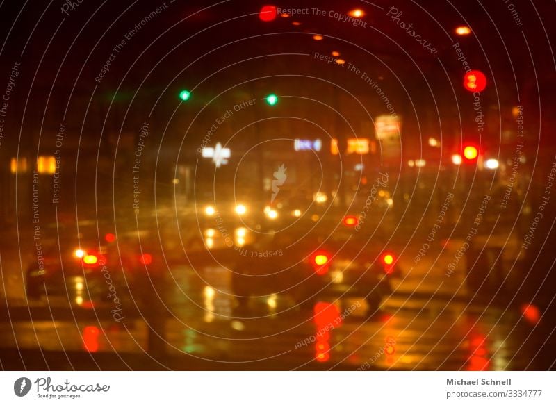 Abends im Regen in der Stadt Unwetter Verkehr Verkehrsmittel Straßenverkehr PKW rot gefährlich Stress laut unübersichtlich Farbfoto mehrfarbig Außenaufnahme