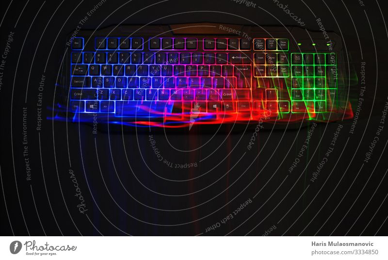 undichte Lichter an der rgb-Gaming-Tastatur Keyboard authentisch blau grün rot klug innovativ Inspiration Kunst Mobilität Zukunft Spielautomat Spielen