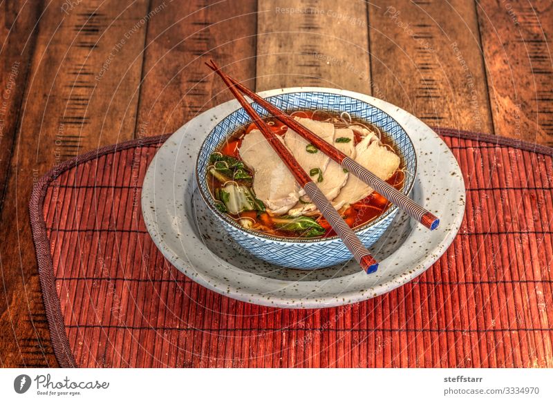 Asiatische Hühnernudelsuppe mit Stäbchen Lebensmittel Fleisch Suppe Eintopf Mittagessen Asiatische Küche Bier Schalen & Schüsseln braun Hühner-Nudelsuppe
