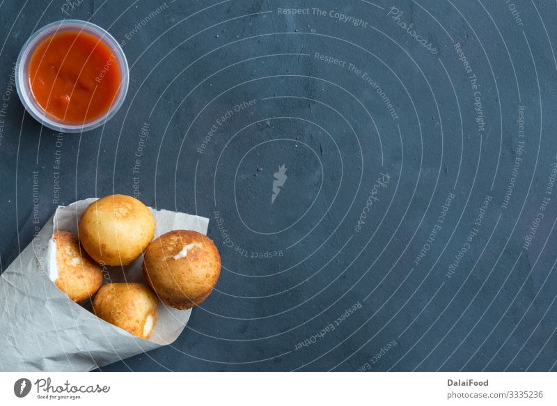 Gebratenes Risotto Arancini mit Käse gefüllt Ball Diät über Ansicht arancini Knusprig Krokette tief Reis Risottobälle Saucen Sizilianer Straßenessen wegnehmen