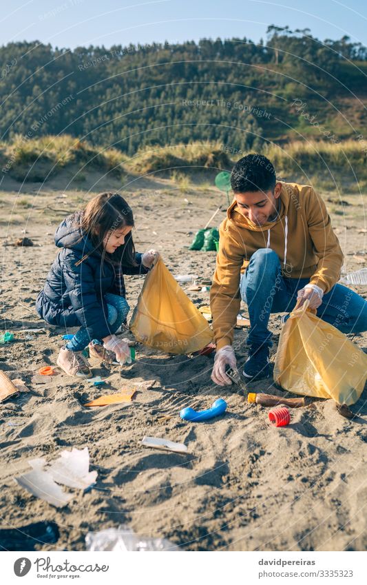 Freiwillige, die am Strand Müll aufsammeln Freude Glück Camping Kind Lehrer Arbeit & Erwerbstätigkeit Mensch Frau Erwachsene Mann Umwelt Sand Kunststoff