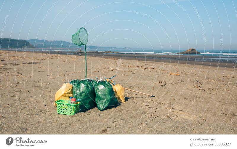 Müllsäcke und Utensilien am Strand Meer Umwelt Natur Landschaft Sand Küste Sauberkeit Desaster Teamwork danach Freiwilligenarbeit Umweltbewusstsein gesammelt