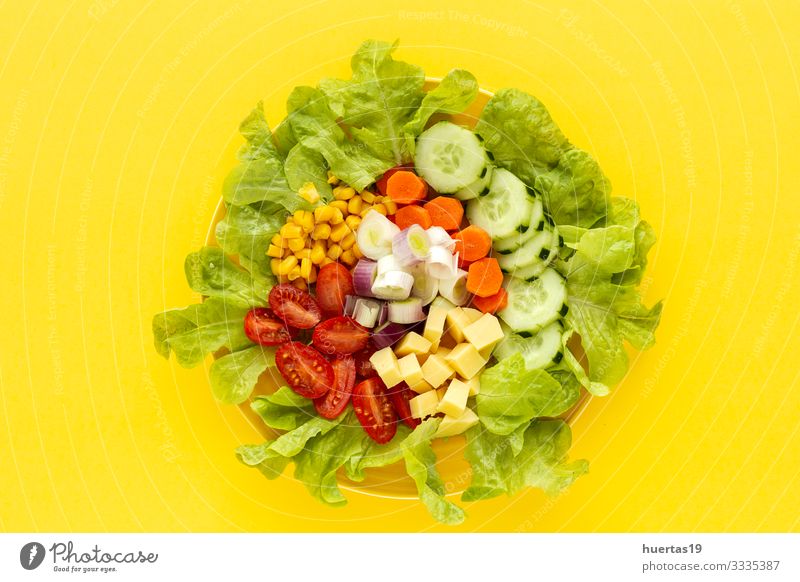 Salatsalat mit Tomate, Käse und Gemüse Lebensmittel Salatbeilage Ernährung Vegetarische Ernährung Diät Schalen & Schüsseln Gesunde Ernährung frisch gelb grün