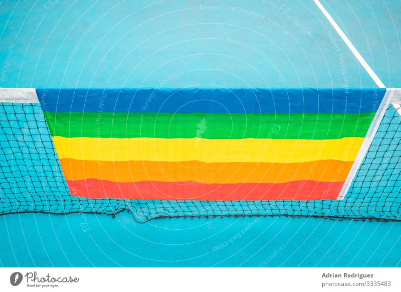 Schwulenstolz-Fahne auf einem blauen Tennisplatz Freiheit Homosexualität Freundschaft Menschengruppe Medien Streifen Liebe träumen stark Akzeptanz Stolz Farbe