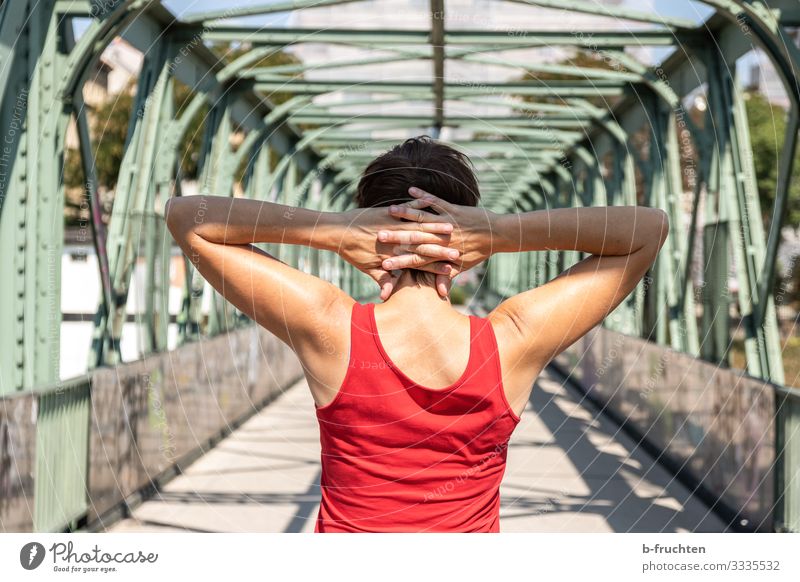 Halt dich fit Gesundheit Leben Freizeit & Hobby Fitness Sport-Training Frau Erwachsene Rücken Arme 1 Mensch 30-45 Jahre Brücke berühren stehen positiv Turnen