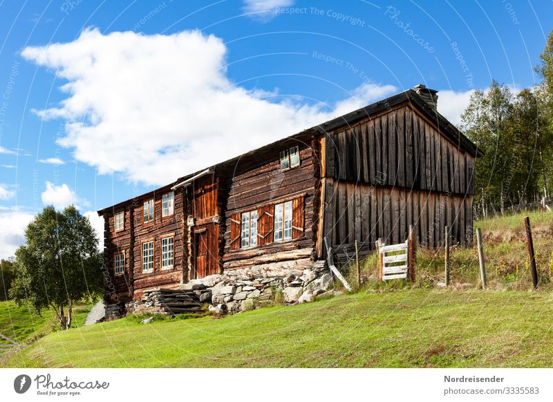 Traditionelles Holzhaus in Norwegen Ferien & Urlaub & Reisen Tourismus Sommerurlaub Haus Traumhaus Handwerk Natur Landschaft Himmel Wolken Schönes Wetter Baum