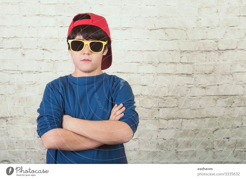wütender Junge mit Sonnenbrille und Mütze Freiheit Mensch maskulin Kind Kleinkind Kindheit 1 8-13 Jahre Fitness Traurigkeit trist Wut Sorge Heimweh Einsamkeit