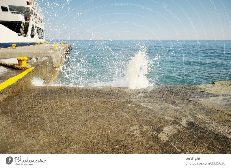 fähre an anlegestelle Ferien & Urlaub & Reisen Tourismus Ausflug Sommer Küste Meer Insel warten Reisefotografie Fähre Kreta ankern Wasser Beton Fährhafen