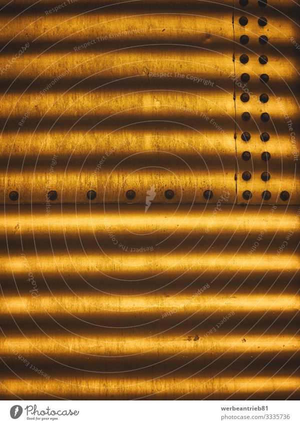 Goldene Wellpappe Silo Mauer Wand Fassade leuchten dreckig gold Farbe Kreativität Karton Wellenform Schraube Schraubenmutter Niete Schweißnaht Hintergrundbild