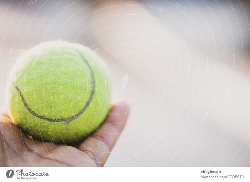 gelber Tennisball, der im Licht ausgehalten wird Lifestyle Stil Design Freiheit Sport Ball Kunst stehen Farbfoto