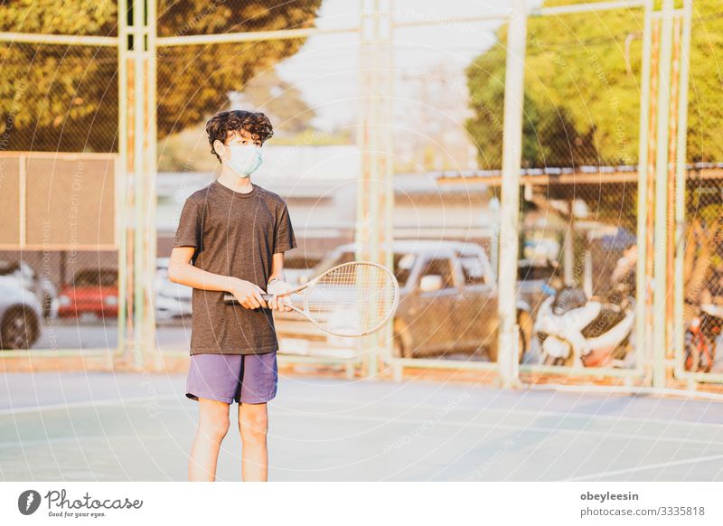 asiatischer Junge mit einer Schutzmaske Lifestyle Gesicht Krankheit Ferien & Urlaub & Reisen Mensch Frau Erwachsene Verkehr Straße Umweltverschmutzung Virus