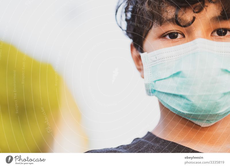 asiatischer Junge mit einer Schutzmaske Lifestyle Gesicht Krankheit Ferien & Urlaub & Reisen Mensch Frau Erwachsene Verkehr Straße Umweltverschmutzung Virus