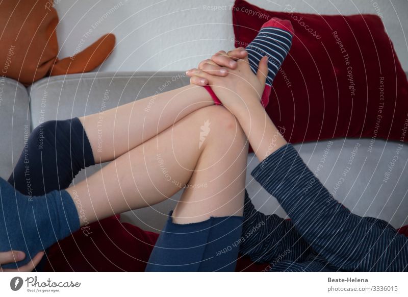 Ensemble aus Füßen und Händen: Ausdruck von Entspannung und Langeweile coach Sofa Kissen Socken Leggings Wohnzimmer Erholung Möbel Raum Dekoration & Verzierung