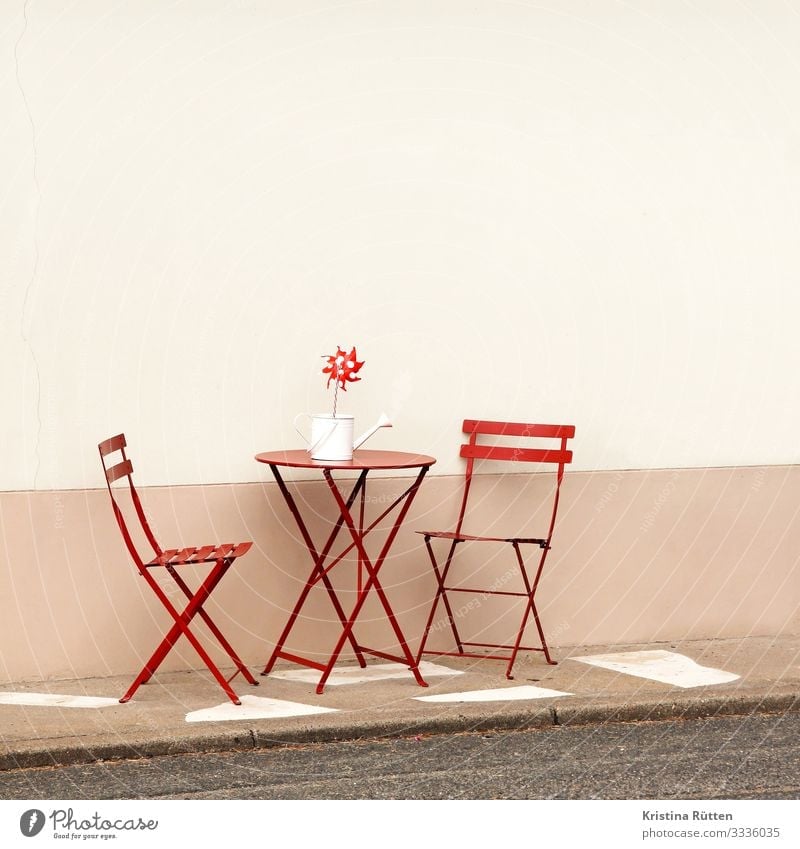terrässchen Stuhl Tisch Gastronomie Mauer Wand Terrasse Erholung sitzen Zusammensein rot Romantik Gastfreundschaft Gartentisch Sitzgelegenheit Straßencafé