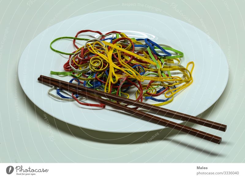 Gummibänder Spaghetti Sammlung Anhäufung gelb Kunststoff Farbe rot mehrere mehrfarbig Teigwaren abstrakt elastisch Schnur Teller Gesunde Ernährung Speise Essen