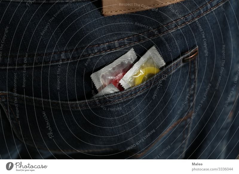 Verpackungen mit Kondomen in der Jeanstasche Jeanshose Jeansstoff AIDS Schutz Sicherheit Sex Sexualität Tasche Familienplanung Verhütungsmittel Latex gefährlich