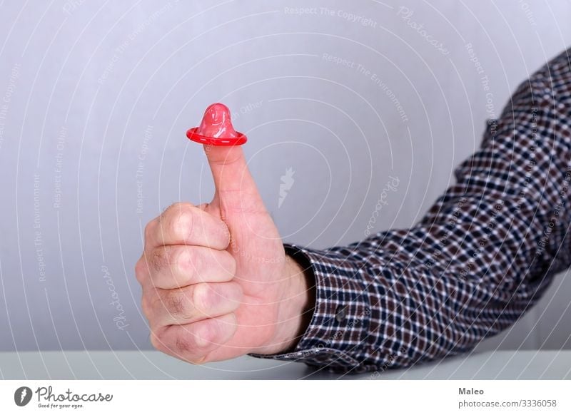 Alles gut! Mann Hand Kondom Daumen gestikulieren Gesundheit Gesundheitswesen Packung Farbe AIDS Schutz Sicherheit Sex Sexualität Familienplanung