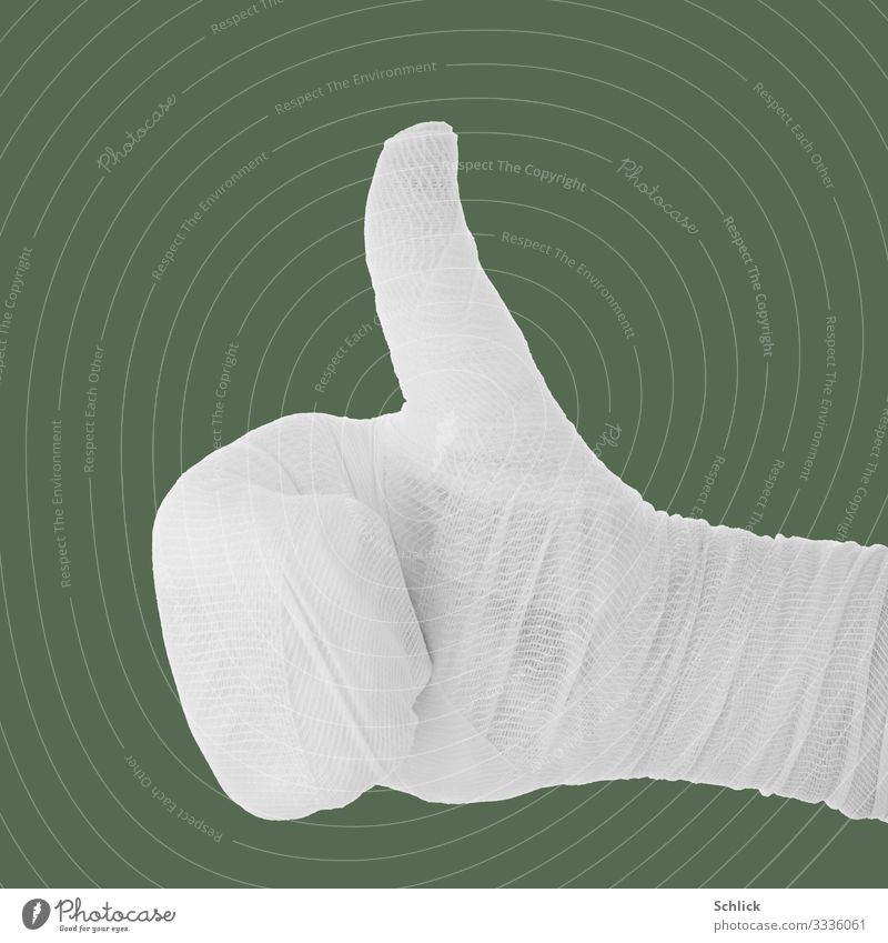 Daumen hoch Krankheit Hand Zeichen grün weiß Sarkasmus sarkastisch Hohn Spott Handzeichen Verband Verletzung Symbol Stockfotografie verbunden umwickelt hell