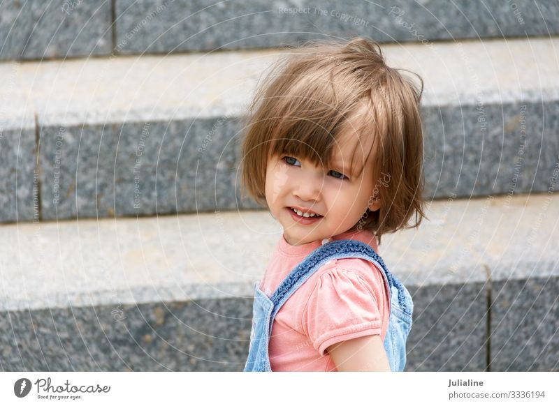 Porträt eines kleinen Mädchens Kind Baby Frau Erwachsene Park blond Stein weiß Europäer Kaukasier zwei drei Dame kurz Behaarung horizontall Wand Treppe Farbfoto