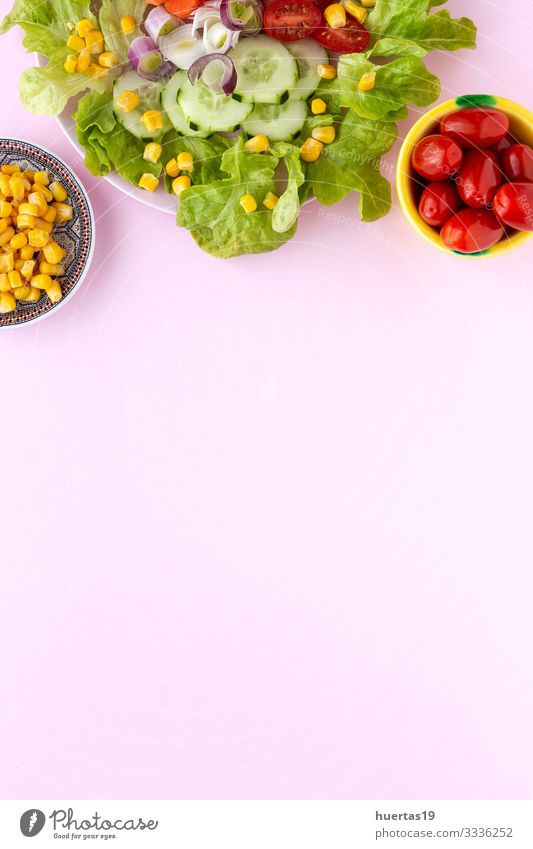 Salatsalat mit Tomate, Käse und Gemüse Lebensmittel Salatbeilage Ernährung Vegetarische Ernährung Diät Schalen & Schüsseln Gesunde Ernährung frisch grün rosa