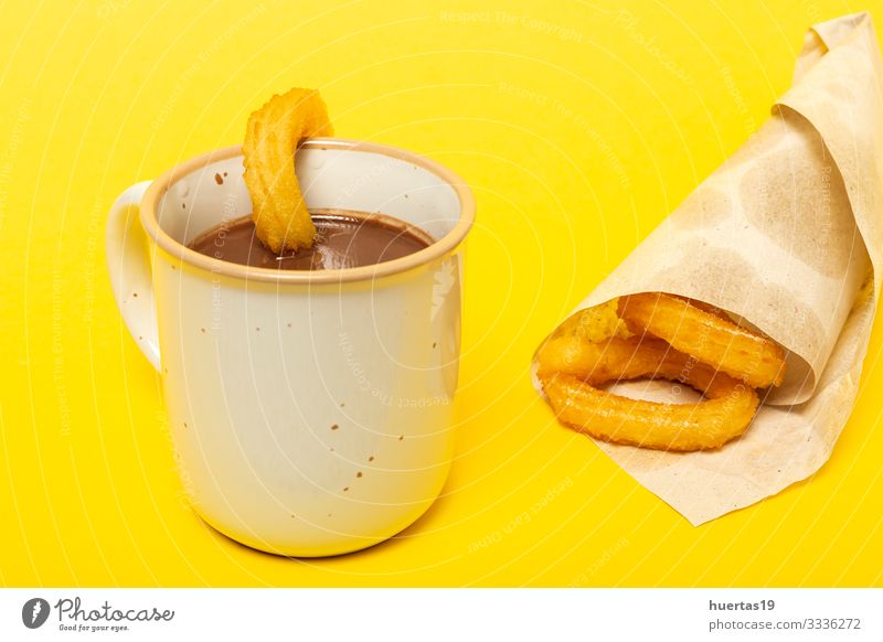 Tasse Schokoladensauce mit Churros Lebensmittel Dessert Frühstück Kakao Kultur heiß gelb Tradition Spanisch Hintergrund Backwaren braten Snack Spanien Kalorien