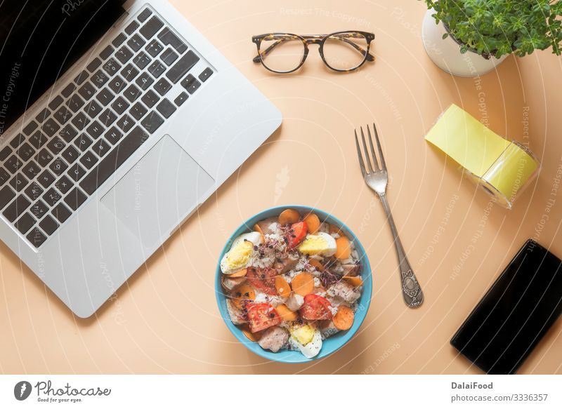 Schreibtisch mit Computer, Gläsern und Essen in Schale Stil diszipliniert Tablet Computer Brillenträger Lebensmittel Schalen & Schüsseln Farbfoto
