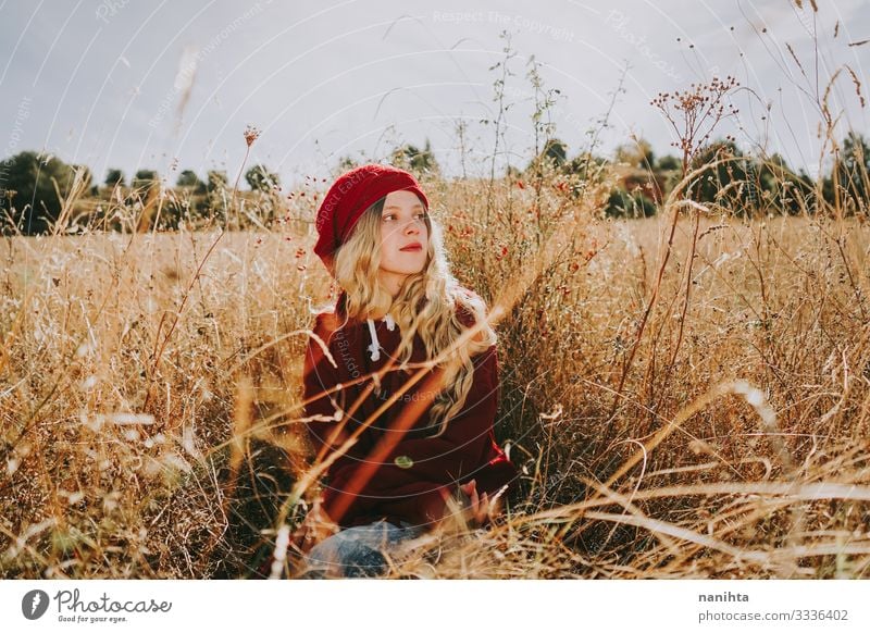 Junge Frau auf einem Feld an einem sonnigen Tag Windstille Ruhe Stille Natur Porträt Porträtmalerei rot blond Sommer Herbst Hintergrundbeleuchtung altehrwürdig