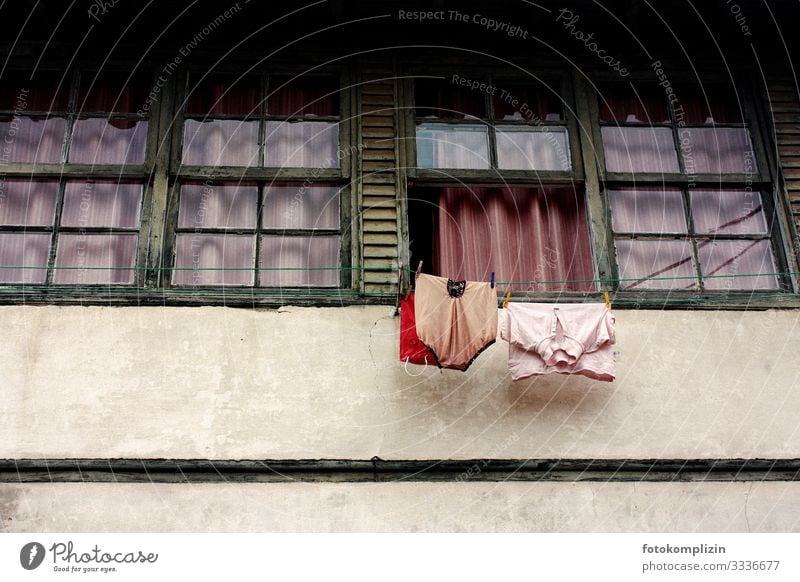 Wäscheleine vor einem offenen Fenster einer südländischen Fensterfront altmodisch Unterwäsche Nostalgie retro Reinlichkeit Sauberkeit bescheiden Senior Armut
