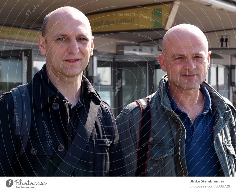 Zwei Männer mit Glatze warten im Hamburger Hafen Ferien & Urlaub & Reisen Tourismus Ausflug Abenteuer Sightseeing Städtereise Mensch maskulin Mann Erwachsene