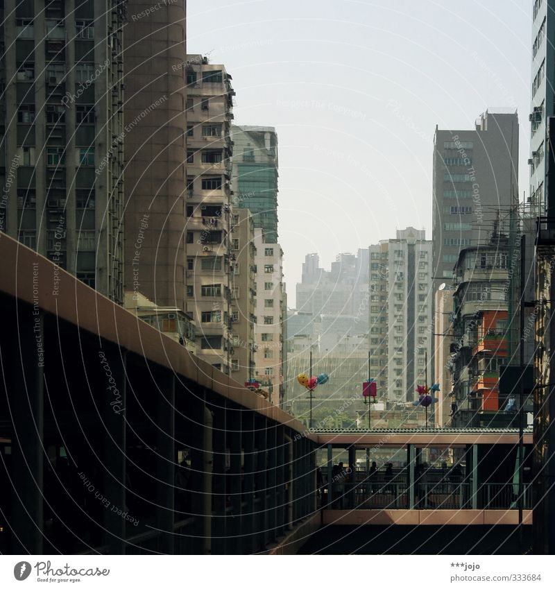 mong kok madness. Hongkong Stadt Mongkok Kowloon China Asien Beton Betonbauweise Betonklotz trist Straßenschlucht bevölkert Hochhaus eng Brücke Fußgängerbrücke