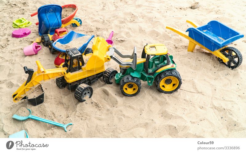 Bunte Spielsachen im Sand Freude Sommer Strand Kindergarten Natur gelb Hintergrundbild Bagger spielsachen kinderspielsachen spielzeug sandkasten kindheit