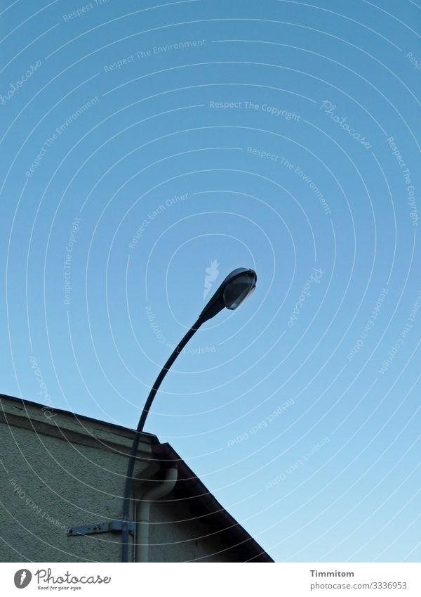 Straßenlampe (Multi-Mix) Industrieanlage Dach Stein Metall trashig blau Straßenbeleuchtung Farbfoto Außenaufnahme Menschenleer Tag